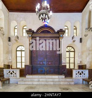 Ingresso decorato in legno della storica sinagoga dei Maimonidi Ebrei con finestre ad arco e lampadario, il Cairo Egitto Foto Stock