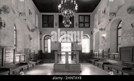 Interno bianco e nero della storica sinagoga dei Maimonidi ebrei o della sinagoga di Stefano Moshe con altare di fronte, il Cairo Egitto Foto Stock