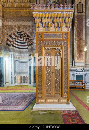 Porta minbar con decorazioni arabesche lingua e scanalatura assemblata, intarsiata con avorio ed ebano, Moschea Rifaii, Egitto Foto Stock