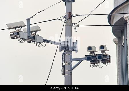 telecamera di videosorveglianza montata su un palo Foto Stock