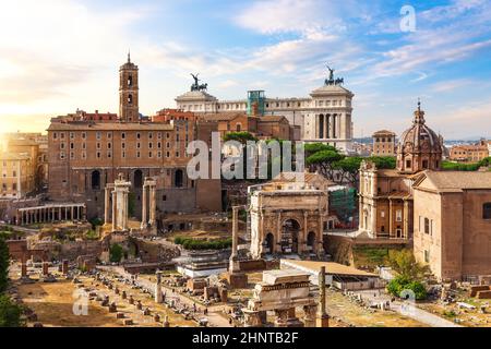 Foro romano, vista dei templi, case antiche e altre famose rovine antiche, Roma, Italia Foto Stock