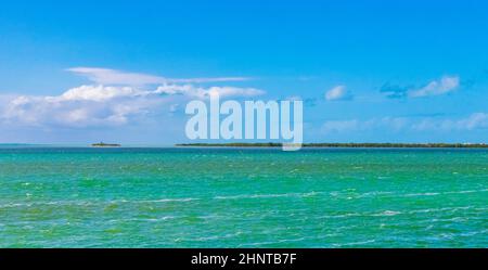 Panorama paesaggio vista Holbox isola natura sabbia acque turchesi Messico. Foto Stock