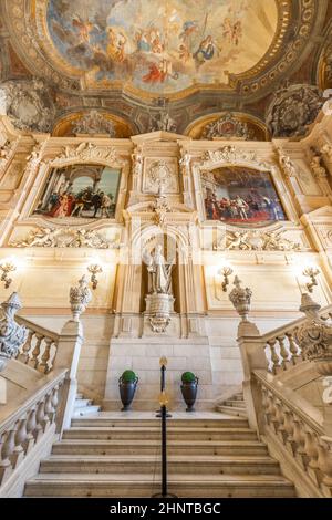 Scala in marmo in palazzo storico con interni di lusso - Palazzo reale Savoia, Torino, Italia Foto Stock