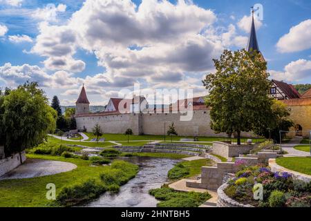 Parco presso le mura storiche della città di Berching Foto Stock