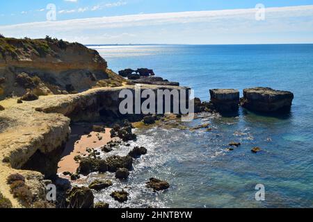 Algarve Portogallo, luoghi turistici da visitare in Europa. Turismo britannico in Portogallo. Viaggi estivi. Vista sulla spiaggia e giorni sulla spiaggia. Foto Stock