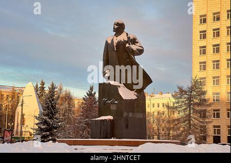 Monumento di Vladimir Lenin sullo sfondo della città polverata di neve in inverno Foto Stock