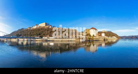 Vista panoramica su teste Oberhaus sulla collina con il Danubio a Passau, Baviera Foto Stock