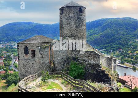 Vecchio castello di Strekov nelle montagne ceche Foto Stock