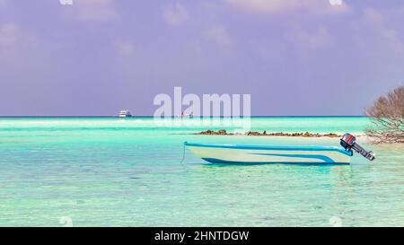 Barche e gita in barca da Rasdhoo Atoll Island Maldive a Madivaru Finolhu e Kuramathi in bella acqua limpida. Foto Stock