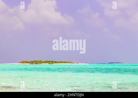 Gradiente di colore alle isole Sandbank Madivaru e Finolhu in Rasdhoo Atoll Maldive. Foto Stock