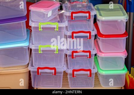 Contenitori in plastica in stallo sul mercato Foto Stock