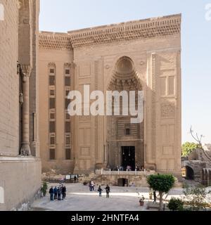 Facciata della moschea di Mamluk e Madrassa del Sultano Hassan, con facciata laterale della moschea di al Rifai di epoca reale, il Cairo, Egitto Foto Stock