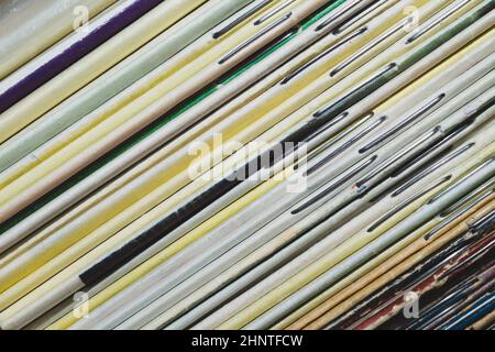 Pila di vecchie riviste. Pila di giornali retrò. Riviste d'epoca giacciono l'una sopra l'altra Foto Stock