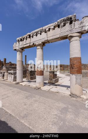 Foro di antica città distrutto dall'eruzione del Vesuvio nel 79 d.C. nei pressi di Napoli, Pompei, Italia Foto Stock
