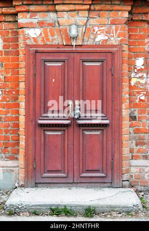 1st del 2016 maggio, Russia, Tomsk, antica porta d'epoca di edificio storico Foto Stock