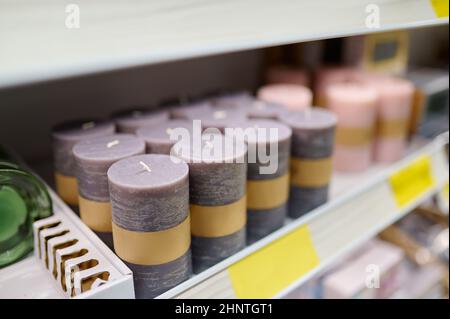 Candele in vendita in negozio di decorazione interna Foto Stock