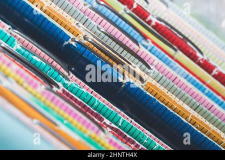 Pila di vecchi scomparti. Pila di giornali retrò. Riviste d'epoca giacciono l'una sull'altra. Sfondo colorato dalle pubblicazioni stampate Foto Stock