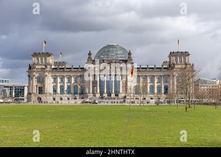 Edificio del Reichstag a Berlino, Germania. Dedica al fregio significa "per il popolo tedesco" Foto Stock