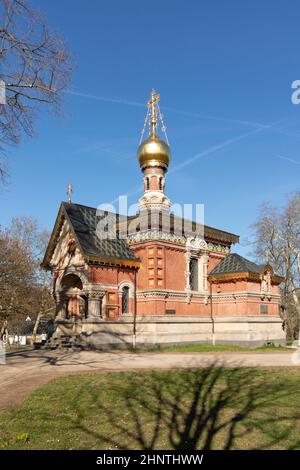 Chiesa ortodossa russa a Bad Homburg sotto il cielo azzurro Foto Stock