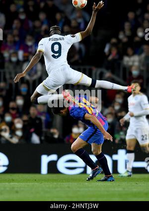 Barcelona,Spain.17 February,2022. (09) Victor Osimhen di Napoli sfida Eric García (24) del FC Barcellona durante la partita dell'Europa League tra il FC Barcelona e la SSC Napoli allo stadio Camp Nou. Credit: Rosdemora/Alamy Live News Foto Stock