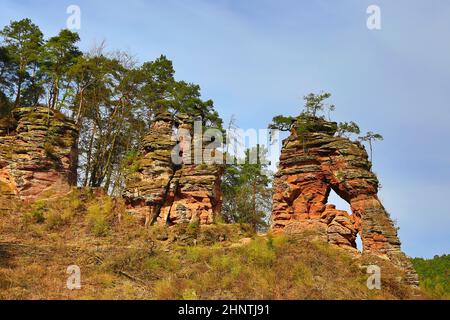 Lo Schwalbenfelsen è una vista straordinaria nel Dahner Felsenland Foto Stock