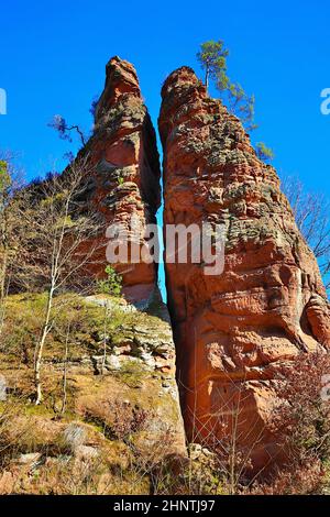 Sposa e Groom è una vista straordinaria a Dahner Felsenland Foto Stock