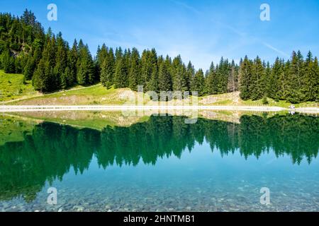 Lago di Balme e paesaggio di montagna a la Clusaz, alta savoia, Francia Foto Stock