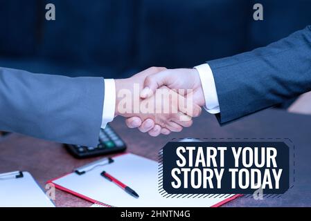 Segno di scrittura della mano inizi la vostra storia oggi, parola per il lavoro duro su lei e cominci da questo momento due Businessme corporativo professionale ben vestito Foto Stock