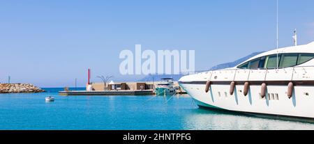 Ventimiglia, Italia - Circa Agosto 2021: Yacht a Cala del Forte, un delizioso, nuovissimo porto turistico all'avanguardia situato a Ventimiglia, Italia, Foto Stock