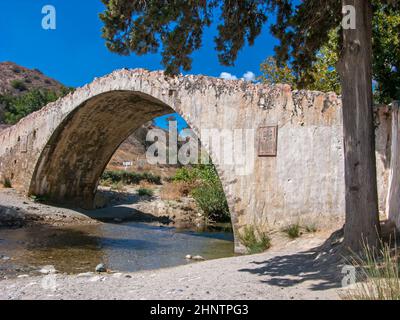 Ponte Vecchio o Ponte Grande sul fiume Megalopotamos a Creta. Foto Stock