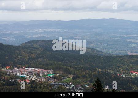 Valle in montagne giganti e la città di Karpacz. Polonia. Foto Stock