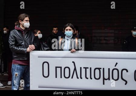 Atene, Grecia. 17th Feb 2022. Gli attori greci detengono una bandiera che recita: 'Cultura? Durante una dimostrazione davanti al Ministero del lavoro che chiede l'estensione delle prestazioni pandemiche dovute alla disoccupazione. (Credit Image: © Dimitris Aspiotis/Pacific Press via ZUMA Press Wire) Credit: ZUMA Press, Inc./Alamy Live News Foto Stock