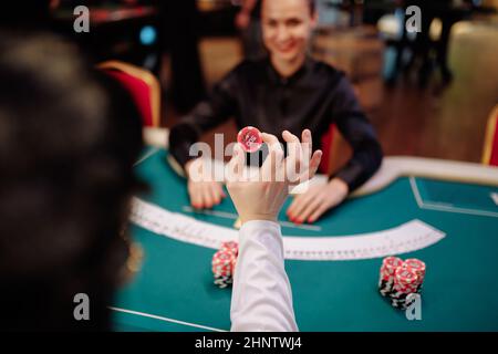 Il giocatore fa una scommessa sul casinò. Foto Stock