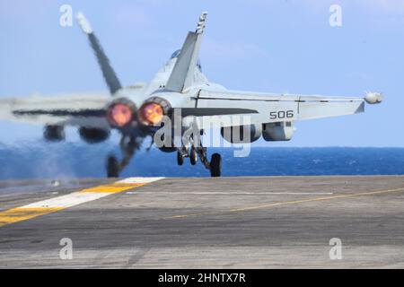 MAR DELLE FILIPPINE (Feb 17, 2022) un EA-18G Growler, assegnato ai 'Wizards' di Electronic Attack Squadron (VAQ) 133, lancia dal ponte di volo del vettore aereo di classe Nimitz USS Abraham Lincoln (CVN 72) a sostegno di Exercise Jungle Warfare 2022 (JWX 22) attraverso Okinawa, Giappone. JWX 22 è un esercizio di formazione sul campo su larga scala incentrato sull'utilizzo delle capacità integrate di partner congiunti e alleati per rafforzare la consapevolezza, la manovra e gli incendi di tutti i domini in un ambiente marittimo distribuito. (STATI UNITI Foto Navy di Mass Communication Specialist 3rd Classe Javier Reyes) Foto Stock