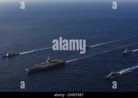 MAR DELLE FILIPPINE (Feb 16, 2022) il vettore aereo di classe Nimitz USS Abraham Lincoln (CVN 72), l'incrociatore missilistico guidato di classe Ticonderoga USS Mobile Bay (CG 53) e l'cacciatorpediniere missilistico guidato di classe Arleigh Burke USS Spruance (DDG 111) salgono in formazione con il cacciatorpediniere di classe Murasame JS-Hatazuma 105 e JD-Hatauma Hataze (TV [nave di addestramento] 3520) durante l'esercitazione Jungle Warfare 2022 (JWX 22). JWX 22 è un esercizio di formazione su larga scala incentrato sull'utilizzo delle capacità integrate di partner congiunti e alleati per rafforzare i premi di tutti i domini Foto Stock
