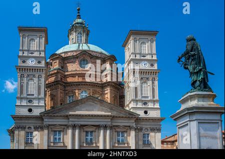 Il Santuario Regina Montis Regalis è una chiesa monumentale situata a Vicoforte, in Piemonte. È noto per avere la cupola ellittica più grande Foto Stock