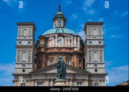 Il Santuario Regina Montis Regalis è una chiesa monumentale situata a Vicoforte, in Piemonte. È noto per avere la cupola ellittica più grande Foto Stock