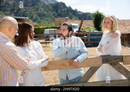 Litigio di quattro amici nel paese nel villaggio Foto Stock