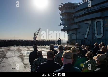 220217-N-PV401-1053 SAN DIEGO (DAL 17, 2022)) il P. Scott Miller, comandante della portaerei di classe Nimitz USS Carl Vinson (CVN 70), si rivolge all'equipaggio durante una chiamata a tutte le mani sul ponte di volo, 17 febbraio 2022. Vinson è attualmente in prima posizione nel suo homeport di San Diego. (STATI UNITI Foto della Marina di Seaman Elizabeth Grubbs, specialista della comunicazione di massa) Foto Stock