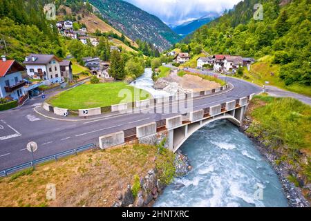 Stelvio passa strada e fiume nel villaggio di Stilfs, Dolomiti Alpi in provincia di Alto Adige nel nord Italia. Foto Stock