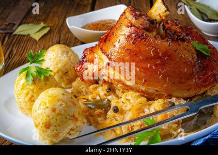 stinco di maiale con crauti e senape dolce Foto Stock