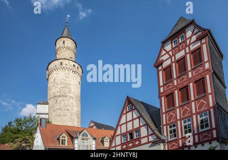 Vecchia torre delle streghe a Idstein e la facciata di casa a graticcio, Germania dal Medioevo Foto Stock