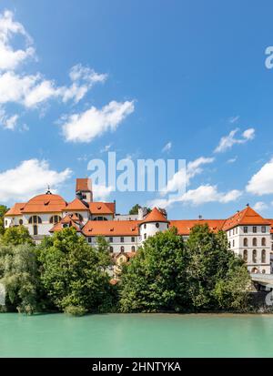 Alta Palace e Saint Mang monastero a Füssen sul fiume Lech, Baviera, Germania Foto Stock