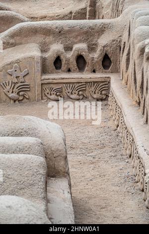 Panorama delle pareti in adobe e decorazioni nel sito archeologico di Chan Chan fatto dalla civiltà Chimu vicino Trujillo, Perù Foto Stock