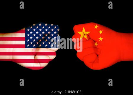 Bandiere di USA e Cina a pugno isolato su uno sfondo nero / US cina commercio guerra concetto. Foto Stock