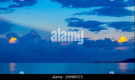 Colori dorati nelle nuvole del più bel tramonto a Ialysos Beach sull'isola di Rodi Grecia. Foto Stock