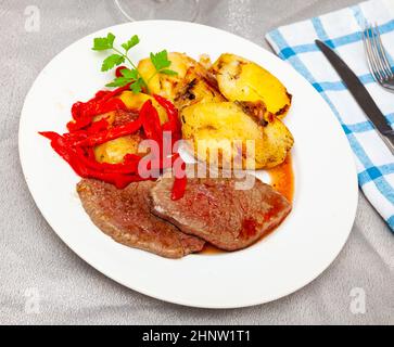 Bistecche di manzo con patate al forno e peperone Foto Stock