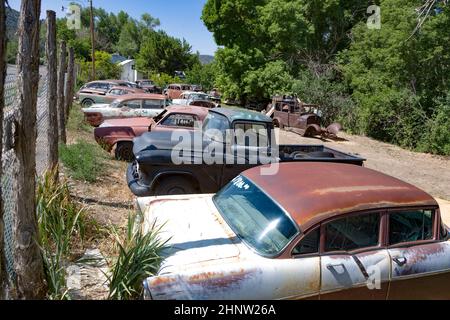 deposito della spazzatura con vecchi e bei oloni sulla strada 89 Foto Stock