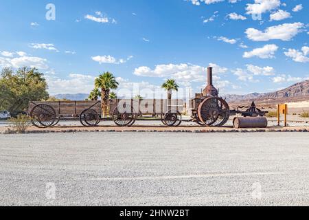 Vecchio trattore a vapore e carri del 1894 che servono la strada mineraria nella valle della morte per l'estrazione del borato Foto Stock