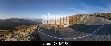 Le strade private si dirigono verso la cima del Monte Washington nel New Hampshire nella luce del pomeriggio Foto Stock